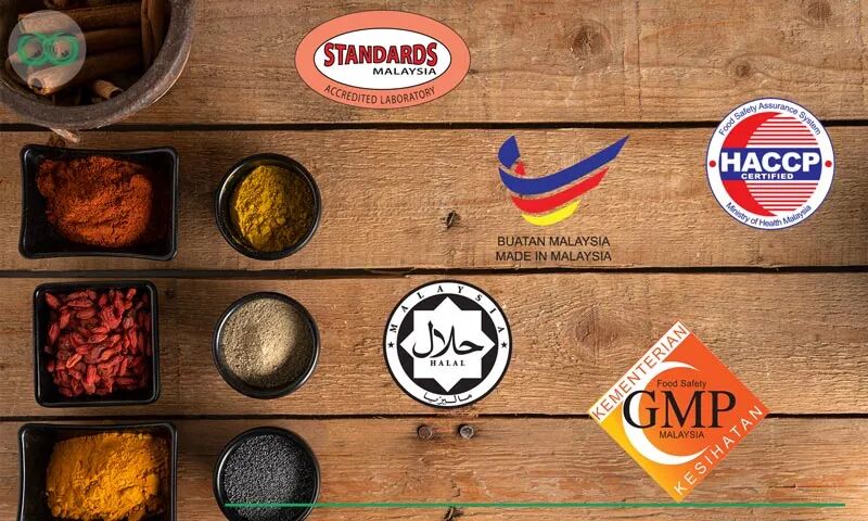 排列整齐的香料与调味料,展示马来西亚清真认证、HACCP、GMP等食品安全标识