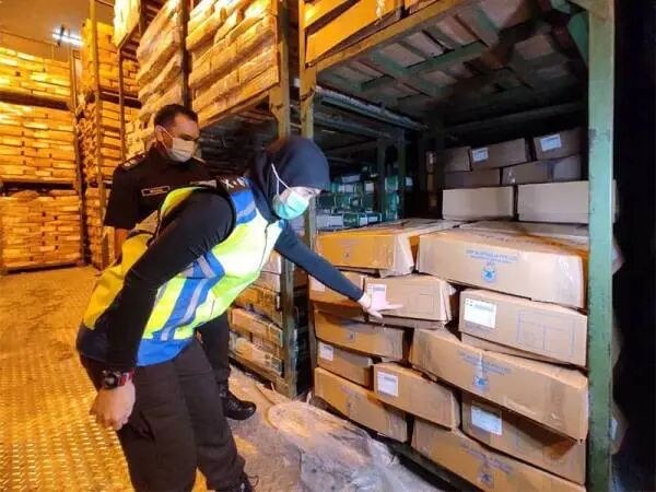 执法当局在仓库确认冷冻肉品的包装了解其供应国